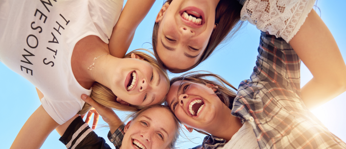 Ferienfreizeiten Jugendliche umarmen sich